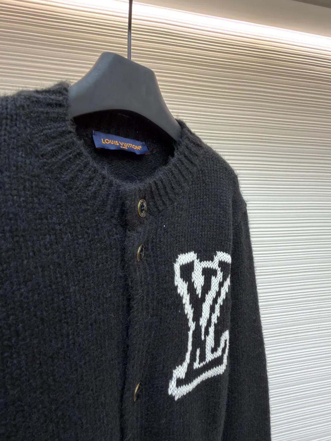 LOUIS VUITTON jacquard logo knitted wool cardigan ●Original version: Purchased and developed for 15999 ●Item number: 1681605-B05 ●Fabric: wool blended fabric ●Technology: jacquard production ●Color: black ●Version: fitted version ●Weight: about 895 grams ●Size: S-M-L-XL ●Description: Made of 40 cashmere, 30 wool, 30 cotton. This type of wool is mixed custom-woven wool. The fabric feels soft and the upper body has a three-dimensional and stylish shape. The button base is made of alloy material, and the pearlescent button laser-engraved brand logo is used on the surface. The jacquard uses imported positive 7-knitted fabric to create the logo. The logo is classic and high-end without losing elegance. This cardigan is made from a blend of sheep wool and yak hair, with thick yarns to create a soft texture. The contrasting LV logo is integrated into the knitted fabric, and the casual and elegant back thread design makes it easy to dress up on weekends. The overall wiring is straight and delicate, the fabric is comfortable and soft, and the color is consistent without color difference. It can be matched with the same style to create a fashionable look and control various occasions. Customized accessories, complete with three standards, same style for men and women!